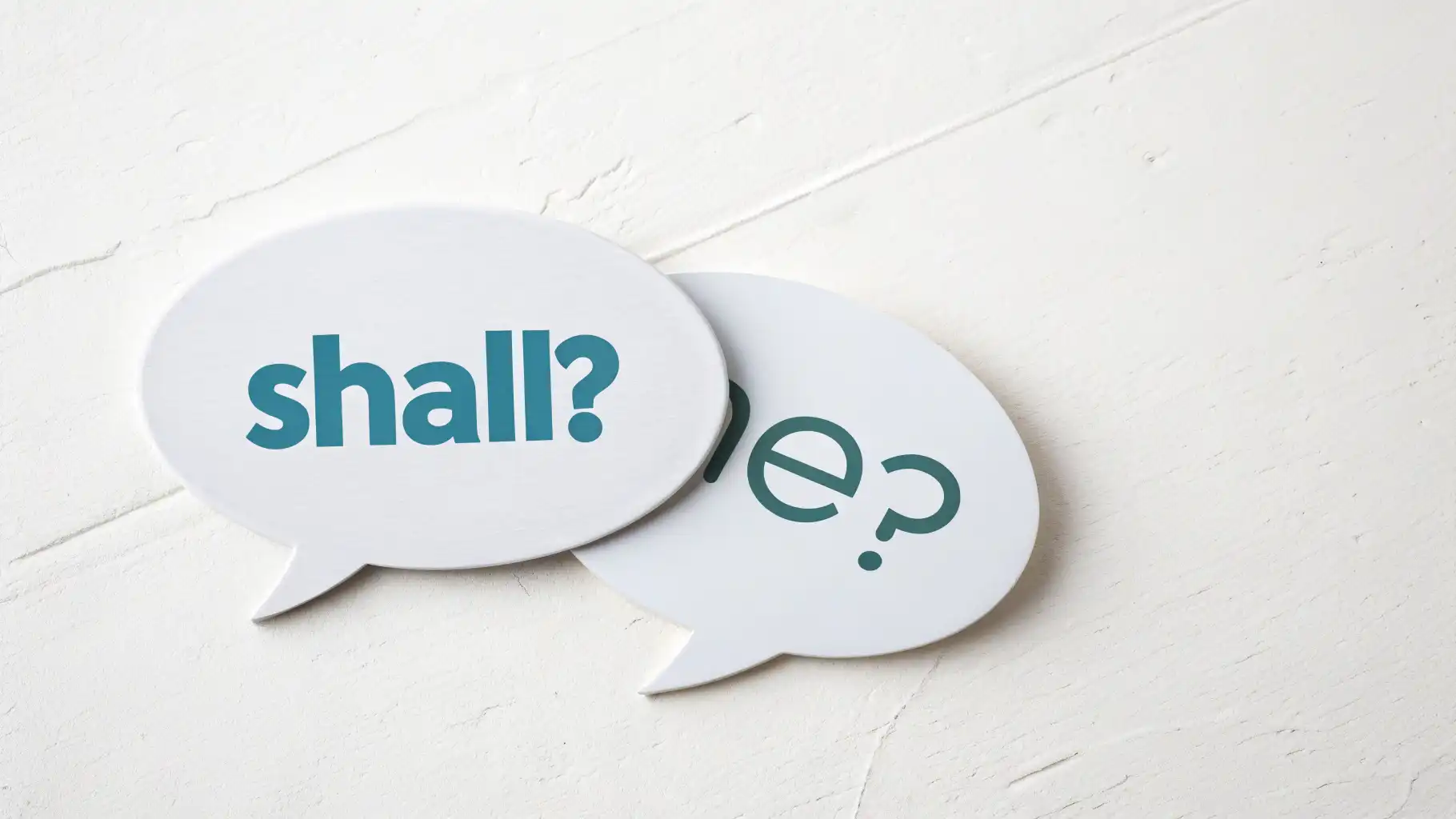 Shall vs Should: 제안과 권유, 언제 어떻게 쓸까? "Shall"과 "Should" 영어 표현의 차이와 사용법을 나타내는 물음표와 말풍선 아이콘.