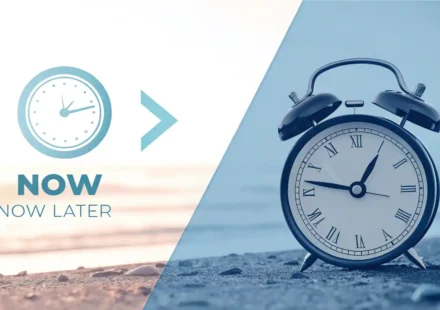 “By now” vs “By then”: 특정 시점까지 영어로 말하기 마스터 현재 시점(now)을 나타내는 시계 아이콘과 특정 시점(then)을 나타내는 달력 아이콘이 대비되는 이미지