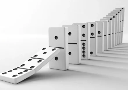 Due to vs. As a result of: 원인과 결과, 영어로 정확하게 표현하기 원인과 결과를 나타내는 영어 표현 'Due to'와 'As a result of'의 차이를 설명하는 도미노 이미지.