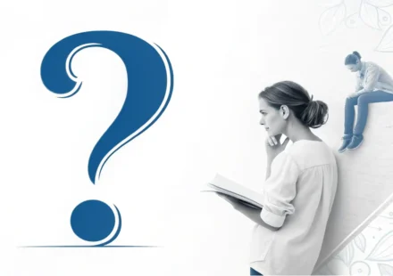 영어로 답변하는 법: 상황별 필수 표현 총정리 영어로 질문에 답하는 방법을 상징하는 물음표와 체크 표시가 있는 말풍선 아이콘.