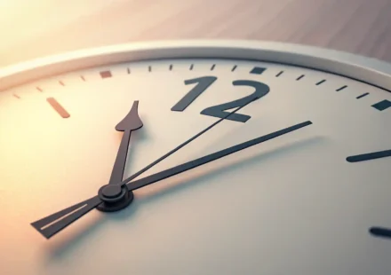 About vs Around: 시간 대략 표현, 이제 헷갈리지 마세요! 시계와 말풍선 아이콘으로 영어의 'about'과 'around'를 사용한 시간 대략 표현의 차이를 시각적으로 나타낸 이미지