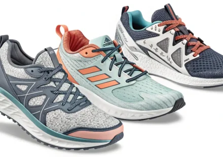 운동화 영어로? Sneakers부터 Running Shoes까지 완벽 정리! 캐주얼 스니커즈, 러닝화, 농구화 등 다양한 운동화 이미지와 영어 표현 학습을 나타내는 물음표, 전구 아이콘.