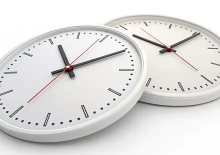 “Just before” vs “Right before”: ‘직전’을 나타내는 영어 표현 완벽 정리 두 개의 시계가 거의 같은 시간을 가리키며 'Just before'와 'Right before'의 미묘한 시간 차이를 시각적으로 표현하는 이미지