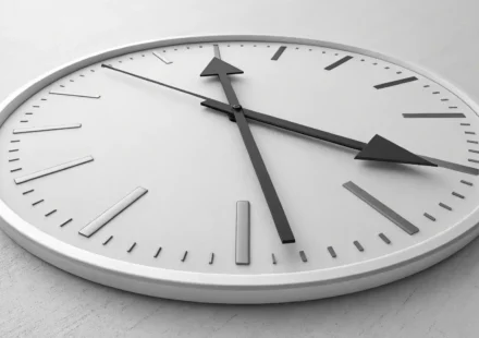 “In” vs “Within”: 시간 표현, 더 이상 헷갈리지 마세요! 시간 표현 전치사 'in'과 'within'의 의미 차이를 나타내는 분할된 시계 그래픽.