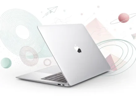 노트북 관련 필수 영어 표현: 구매부터 문제 해결까지 노트북 주변에 빈 말풍선들과 노란색 전구 아이콘이 떠 있는 깔끔한 스타일의 일러스트