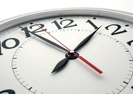 “Soon”과 “Shortly” 완벽 구분! 가까운 미래 영어 표현 정복하기 가까운 미래를 가리키는 시계 이미지로, 영어 표현 'soon'과 'shortly'의 미묘한 시간 차이를 시각적으로 표현함.