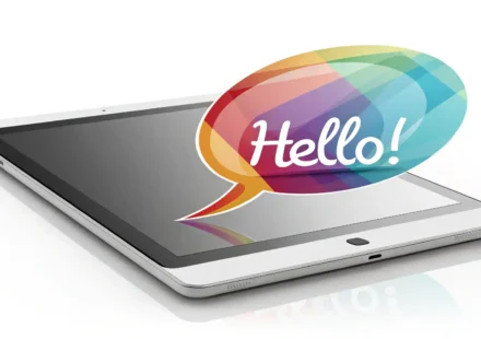 태블릿 관련 필수 영어 표현 완벽 정리 태블릿 화면에서 영어 학습을 상징하는 전구 아이콘 말풍선이 나오는 이미지