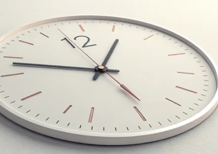 Up to now vs So far: ‘현재까지’ 영어로 완벽 정리! 'Up to now'와 'So far'의 '현재까지' 의미 차이를 시각적으로 보여주는 시계 이미지