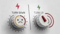 "Turn down"과 "Turn off"의 차이를 시각적으로 보여주는 영어 학습 썸네일 이미지. 볼륨 줄이기/거절 아이콘과 전등 끄기 아이콘 비교.