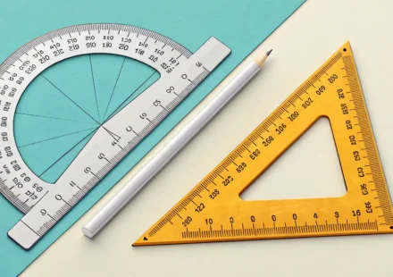 수학 각도기와 카메라 앵글을 함께 보여주며 영어 단어 'Angle'의 다양한 의미를 시각적으로 표현하는 이미지