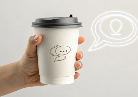 카페에서 영어로 포장 주문하는 상황을 나타내는 테이크아웃 커피잔과 말풍선 아이콘
