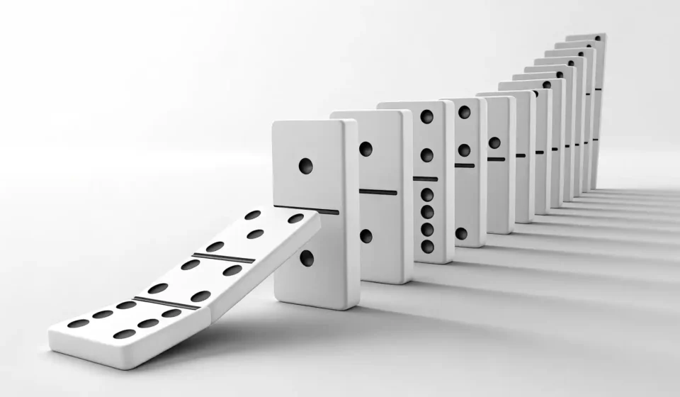 원인과 결과를 나타내는 영어 표현 'Due to'와 'As a result of'의 차이를 설명하는 도미노 이미지.