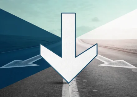 아래에 있는 영어 내용을 가리키는 화살표 디자인