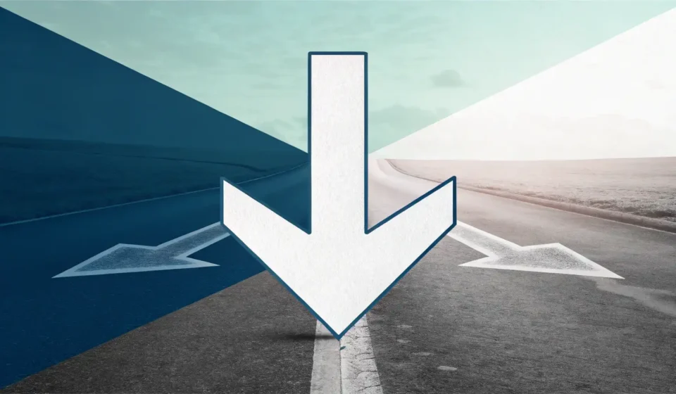 아래에 있는 영어 내용을 가리키는 화살표 디자인