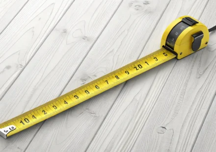 가구 너비를 재는 노란색 줄자와 영어 학습을 상징하는 아이콘