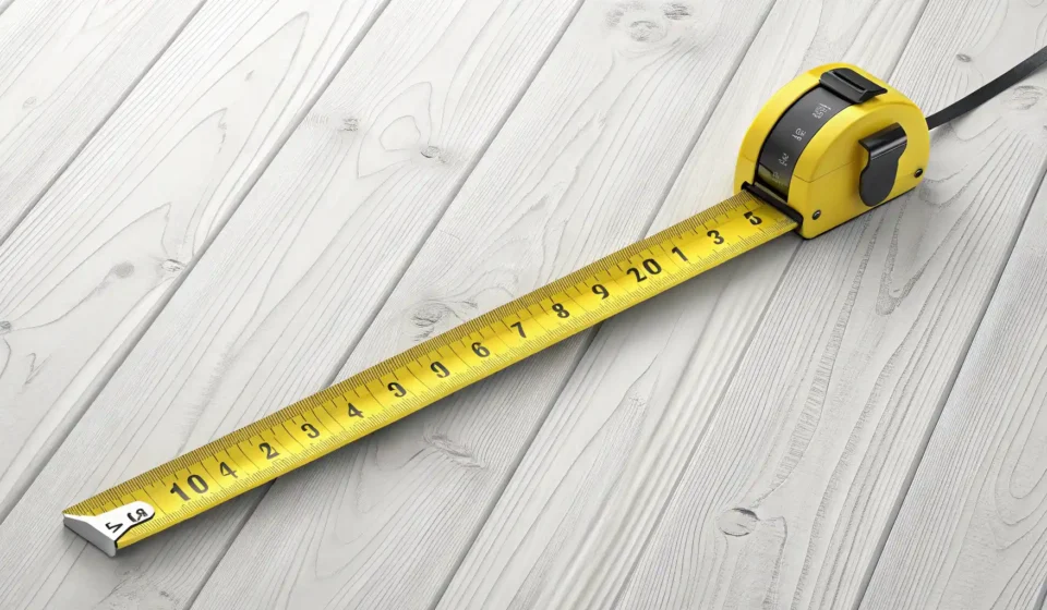 가구 너비를 재는 노란색 줄자와 영어 학습을 상징하는 아이콘