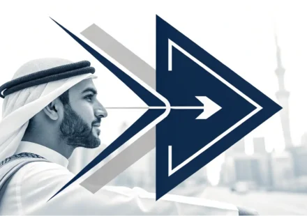 오른쪽 방향을 가리키는 화살표 아이콘과 길 안내 배경, '오른쪽' 관련 영어 표현 학습 콘텐츠임을 나타내는 이미지.