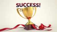 성공을 상징하는 황금 트로피와 'Success!' 영어 글자, 주변에 학사모, 체크 표시, 상승 화살표 아이콘이 있는 밝고 현대적인 그래픽 일러스트