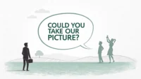영어로 사진 찍어달라고 부탁하는 핵심 표현 "Could you take our picture?" 문구가 적힌 말풍선과 카메라 아이콘 이미지
