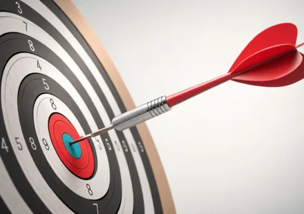 영어 목표 관련 표현 학습을 상징하는 과녁 중심에 명중한 다트 그래픽 이미지