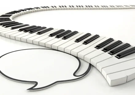 피아노 건반과 영어 학습을 상징하는 말풍선 아이콘이 결합된 이미지