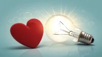 빨간색 심장 아이콘과 빛나는 전구 아이콘으로 심장 관련 영어 표현 학습을 상징하는 이미지
