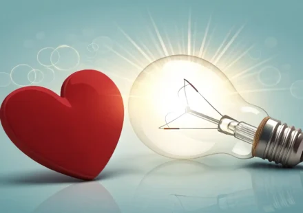 빨간색 심장 아이콘과 빛나는 전구 아이콘으로 심장 관련 영어 표현 학습을 상징하는 이미지