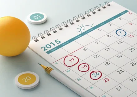 달력과 체크 표시된 말풍선 아이콘으로 표현된 고등학교 시험 일정 영어 안내 학습