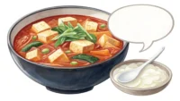 김치찌개 그릇과 영어 국기 아이콘이 담긴 말풍선이 함께 있는 이미지, 김치찌개 관련 영어 표현 배우기 콘텐츠임을 나타냄.