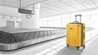공항 수하물 찾는 곳에서 주인 없는 가방과 물음표, 말풍선 아이콘이 있는 이미지 - 수하물 분실 영어 표현 관련