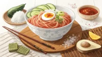 냉면 그릇과 영어 학습을 상징하는 아이콘이 함께 있는 이미지, 냉면 관련 영어 표현 배우기 컨셉
