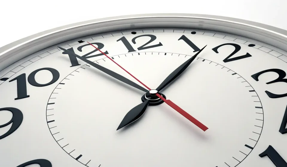 가까운 미래를 가리키는 시계 이미지로, 영어 표현 'soon'과 'shortly'의 미묘한 시간 차이를 시각적으로 표현함.