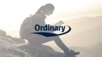 'Ordinary', 'Average' 등 평범함을 뜻하는 영어 단어들이 디자인된 이미지. 평범함을 나타내는 다양한 영어 표현 학습 콘텐츠 썸네일.