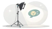 사진 스튜디오 조명 장비와 영어 학습을 상징하는 말풍선 아이콘이 있는 썸네일 이미지.