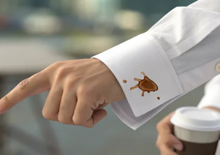 흰 셔츠 소매의 얼룩을 가리키는 손과 영어로 상담하는 것을 상징하는 말풍선 아이콘 일러스트