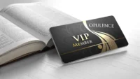 명품 매장 VIP 혜택 관련 영어 표현 학습을 나타내는 VIP 카드와 영어 사전 아이콘 이미지